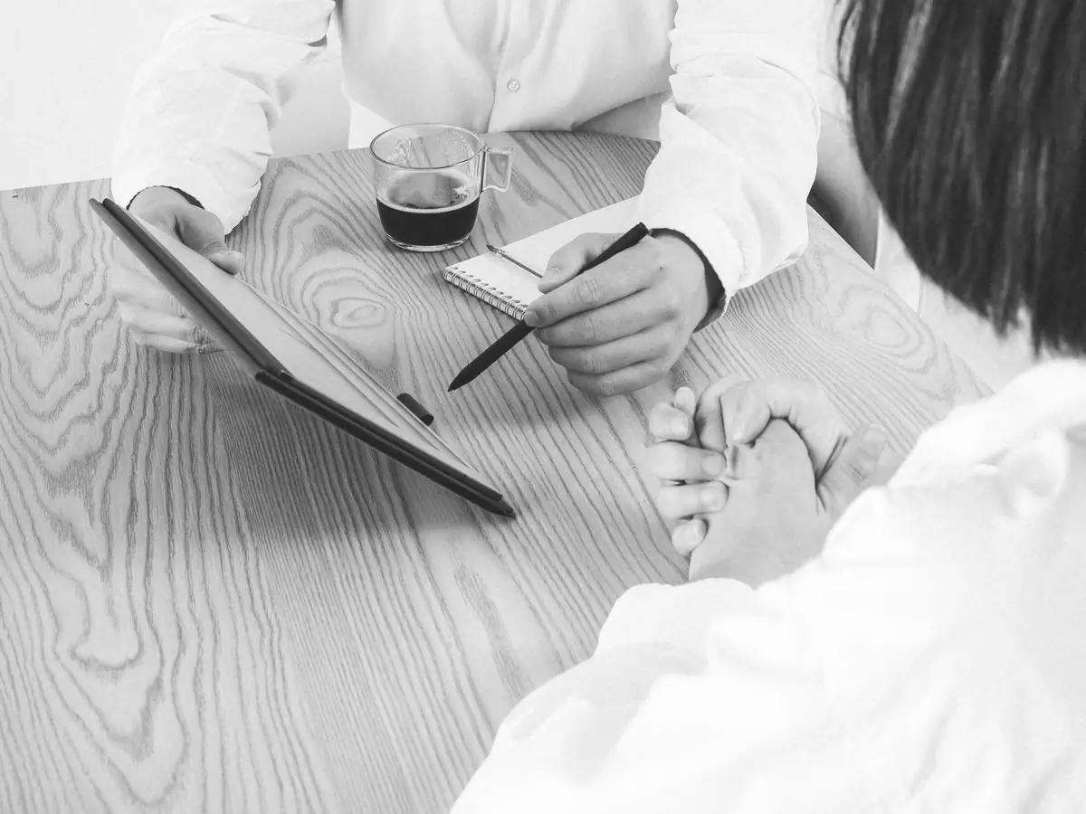 Restitution d'un audit SI sur tablette, autour d'une table
