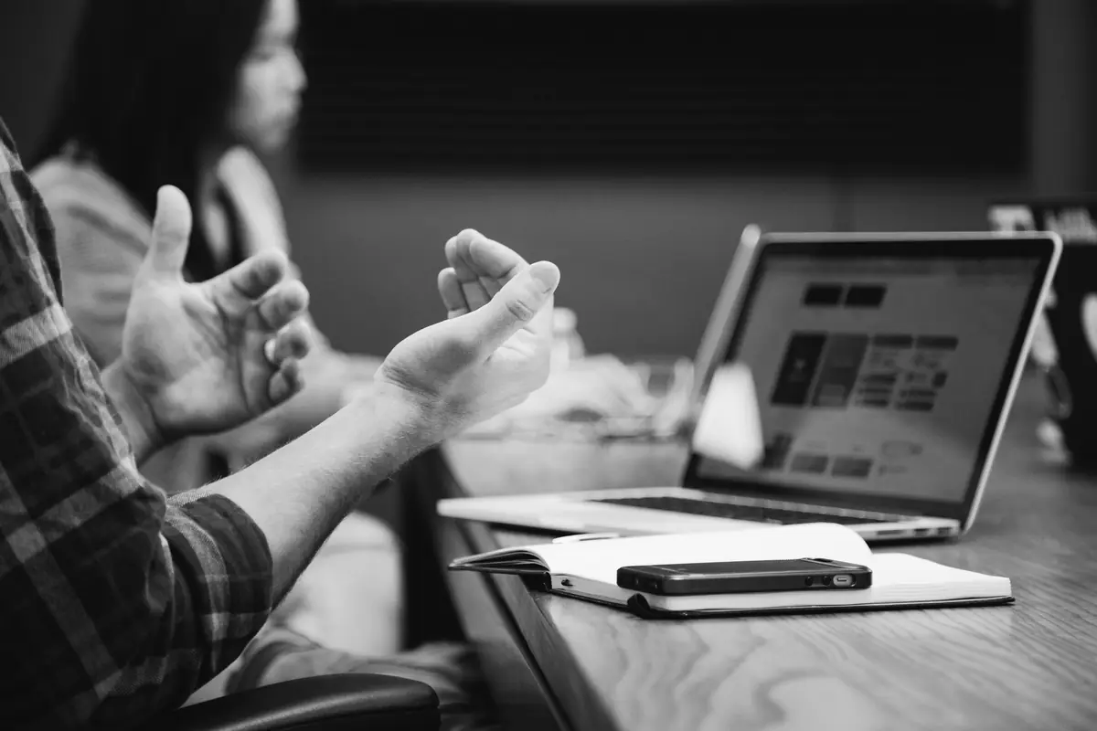 Réunion de travail autour d'un ordinateur portable