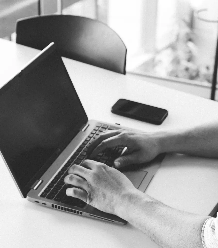 Poste de travail : ordinateur portable et téléphone sur un bureau